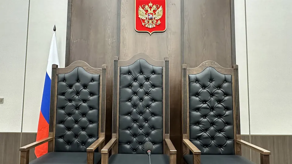 Правительственная комиссия одобрила инициативу о смягчении квалификационных требований для ряда должностей в судах — от секретарей заседаний до консультантов и ведущих специалистов.