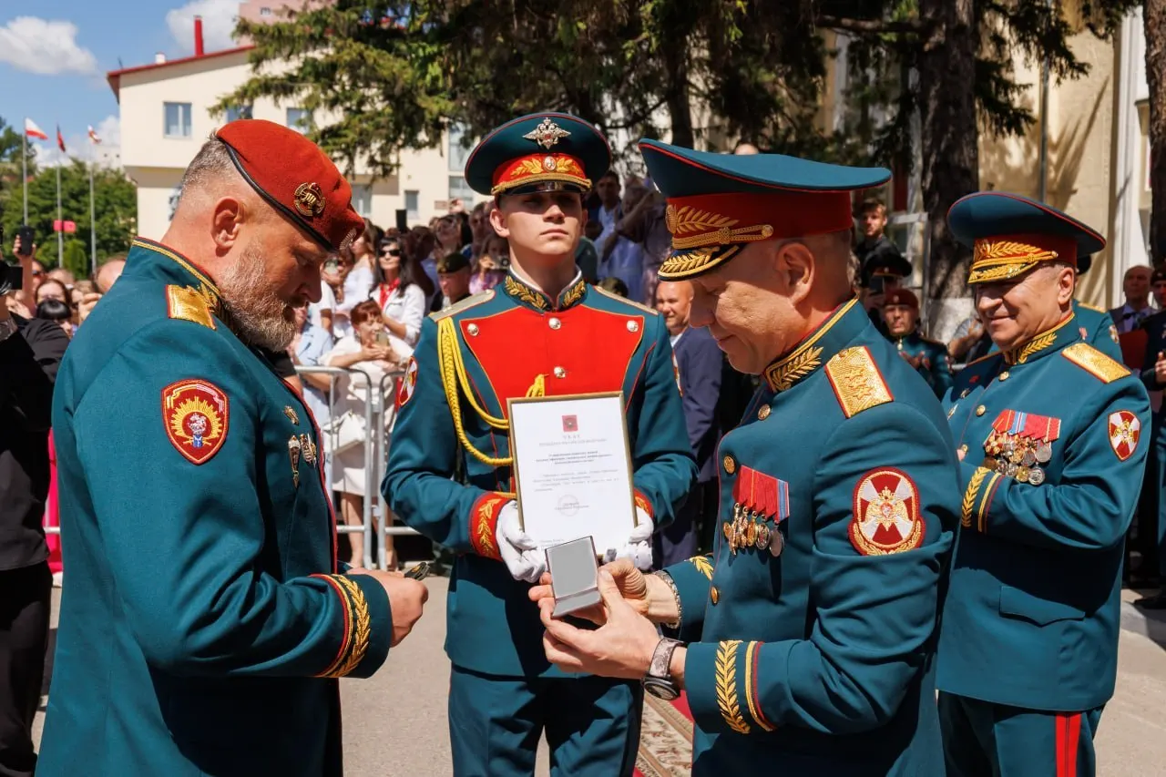 Начальнику Саратовского военного института войск национальной гвардии Александру Белоглазову присвоено воинское звание «генерал-лейтенант». Погоны и удостоверение вручил заместитель директора Росгвардии Анатолий Маликов.