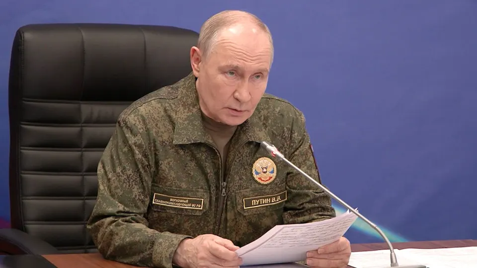 В Кремле заявили, что переговоры о прекращении войны возможны только после захвата Донбасса. Сроки полного контроля над Донецкой областью расходятся: Минобороны обещает годовой план, военные называют 2027 год более реалистичным.