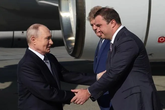 На рабочей встрече 25 июля президент и губернатор Омской области обсудили экономические показатели региона, инфраструктурные проекты, помощь участникам СВО и решение проблем с долгостроями и обманутыми дольщиками.
