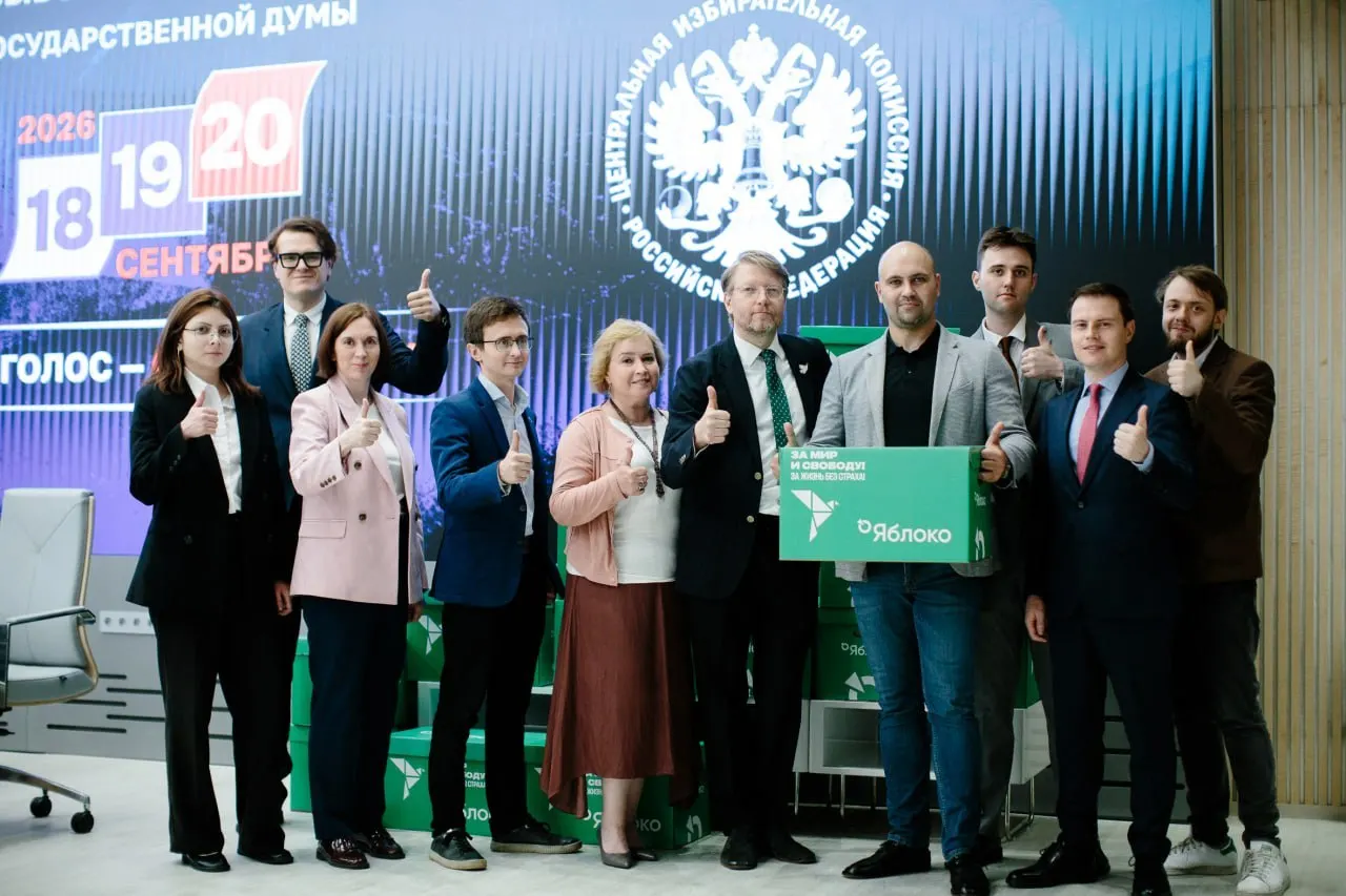 Центризбирком зарегистрировал федеральные списки партий «Яблоко» и «Родина», допустив большинство кандидатов, при этом у комиссии возникли вопросы к нескольким претендентам и поступила жалоба по петербургскому списку «Яблока».