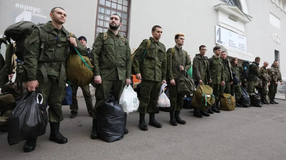 На HeadHunter опубликовано более 2,5 тыс. вакансий по воинскому учёту и мобподготовке, почти 1,3 тыс. — за последнюю неделю; спрос особенно вырос в Москве.
