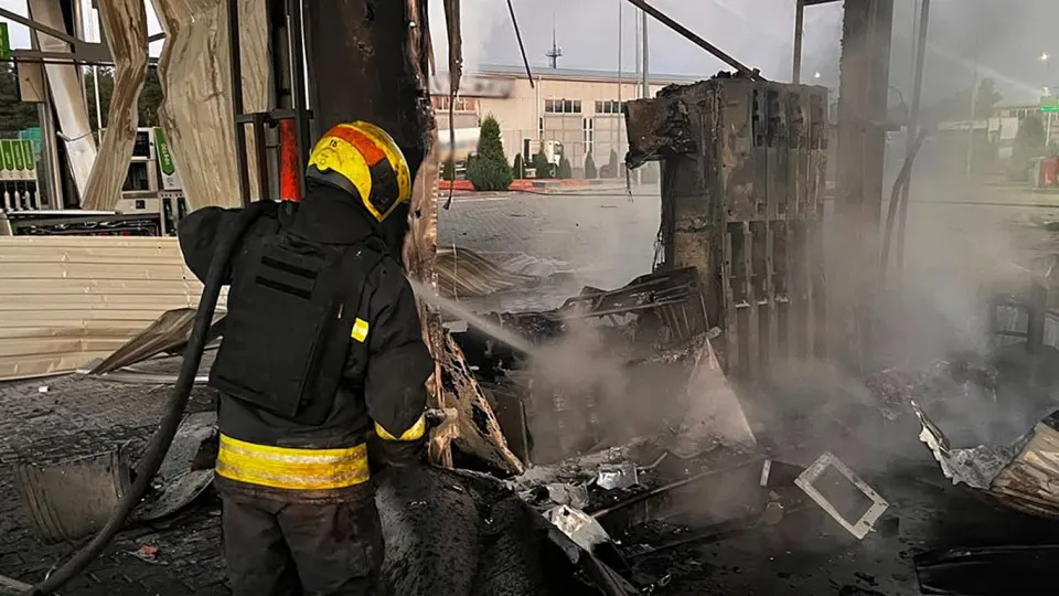 В результате ночного удара по Днепропетровской области были повреждены пять АЗС, одна женщина погибла, несколько человек ранены. Между тем в России наблюдается серьёзный дефицит топлива: производство упало, цены и лимиты выросли, начаты экстренные импортные поставки.
