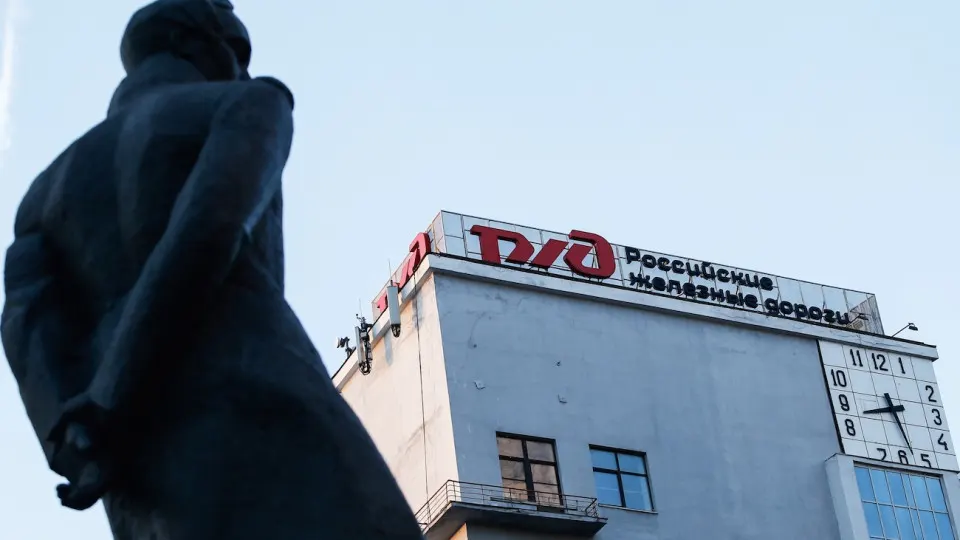 Индексацию тарифов Российских железных дорог перенесли на 1 октября: грузовые ставки вырастут на 8,5%, дальние пассажирские — на 9,2%. Решение принято на фоне высокого долга монополии и сокращения инвестпрограмм.