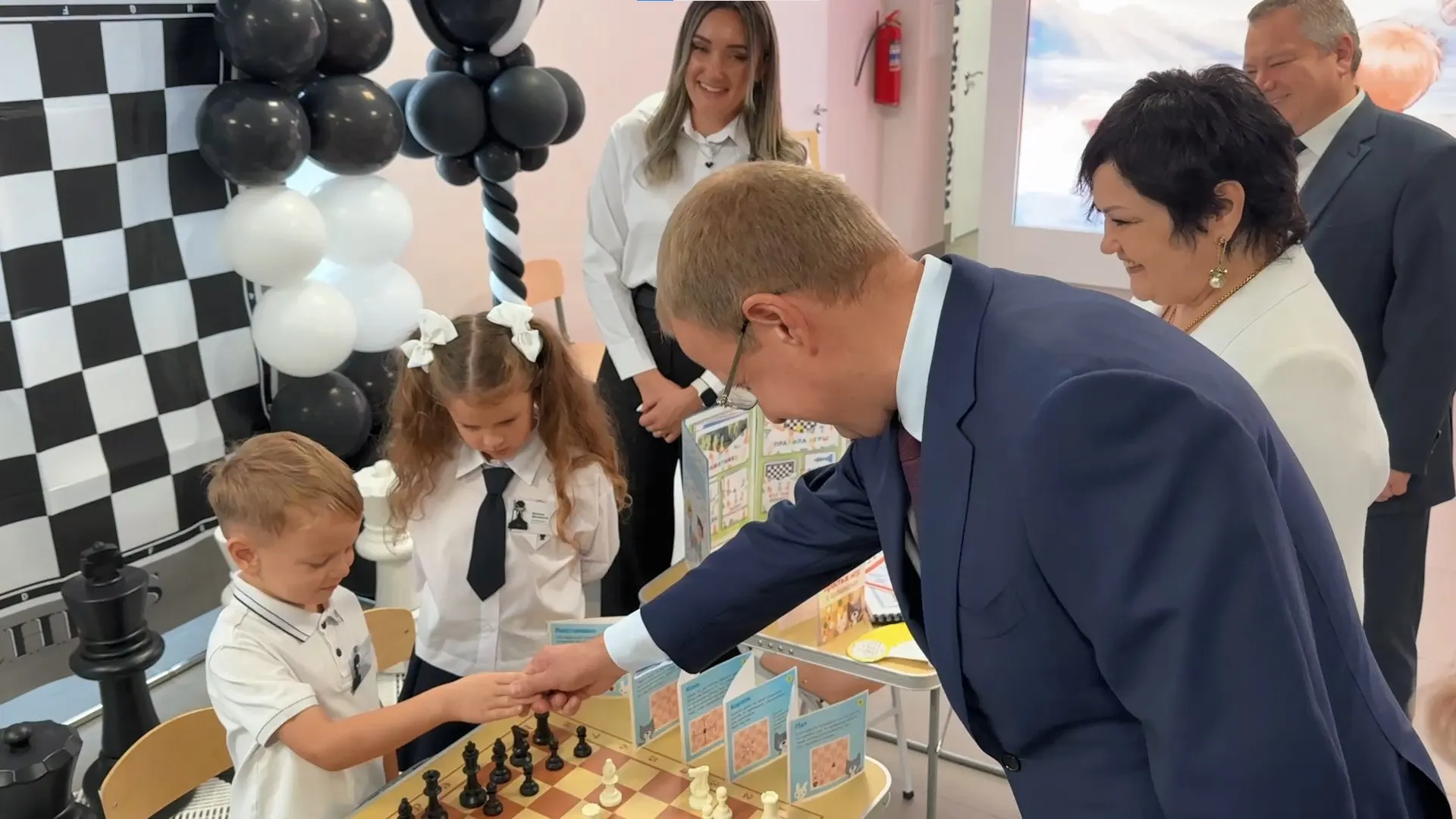 Глава региона сообщил на педсовете, что в ближайшие годы обновят десятки школ и построят новые здания; общий объём финансирования составит примерно 6,8 млрд рублей, часть средств пойдёт из федерального бюджета по нацпроектам