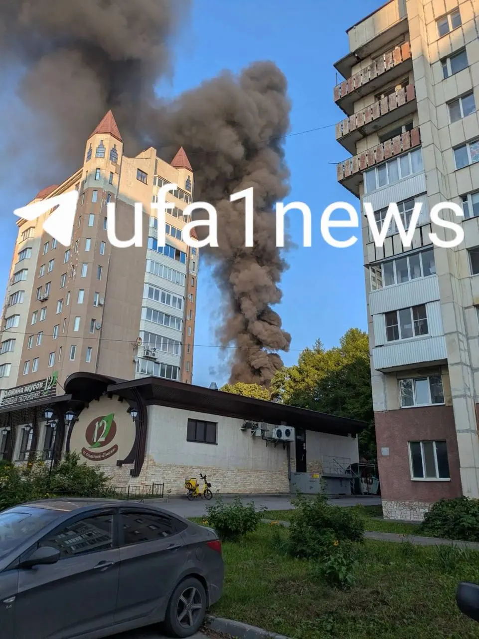 По данным МЧС, огонь охватил около 50 кв. м. Людей эвакуировали.