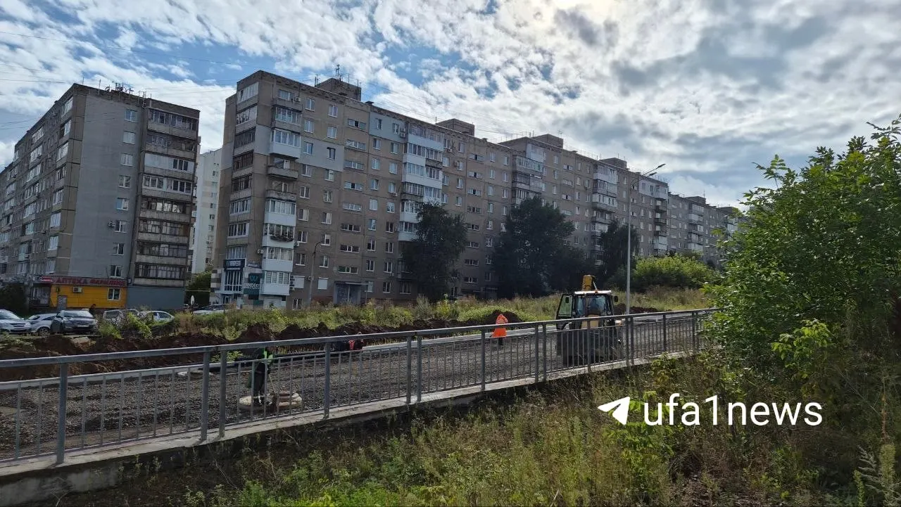 Работы ведутся и по выходным, и в дождливую погоду; согласно паспорту объекта, завершение запланировано на август.