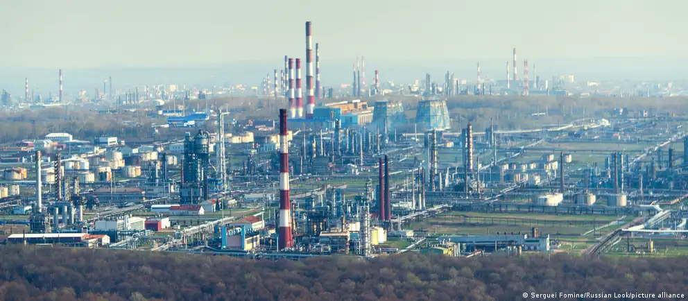 Новые удары дронов по нефтеперерабатывающему комплексу в Уфе: столбы дыма, отражённый налёт и сообщения о возгораниях без пострадавших.