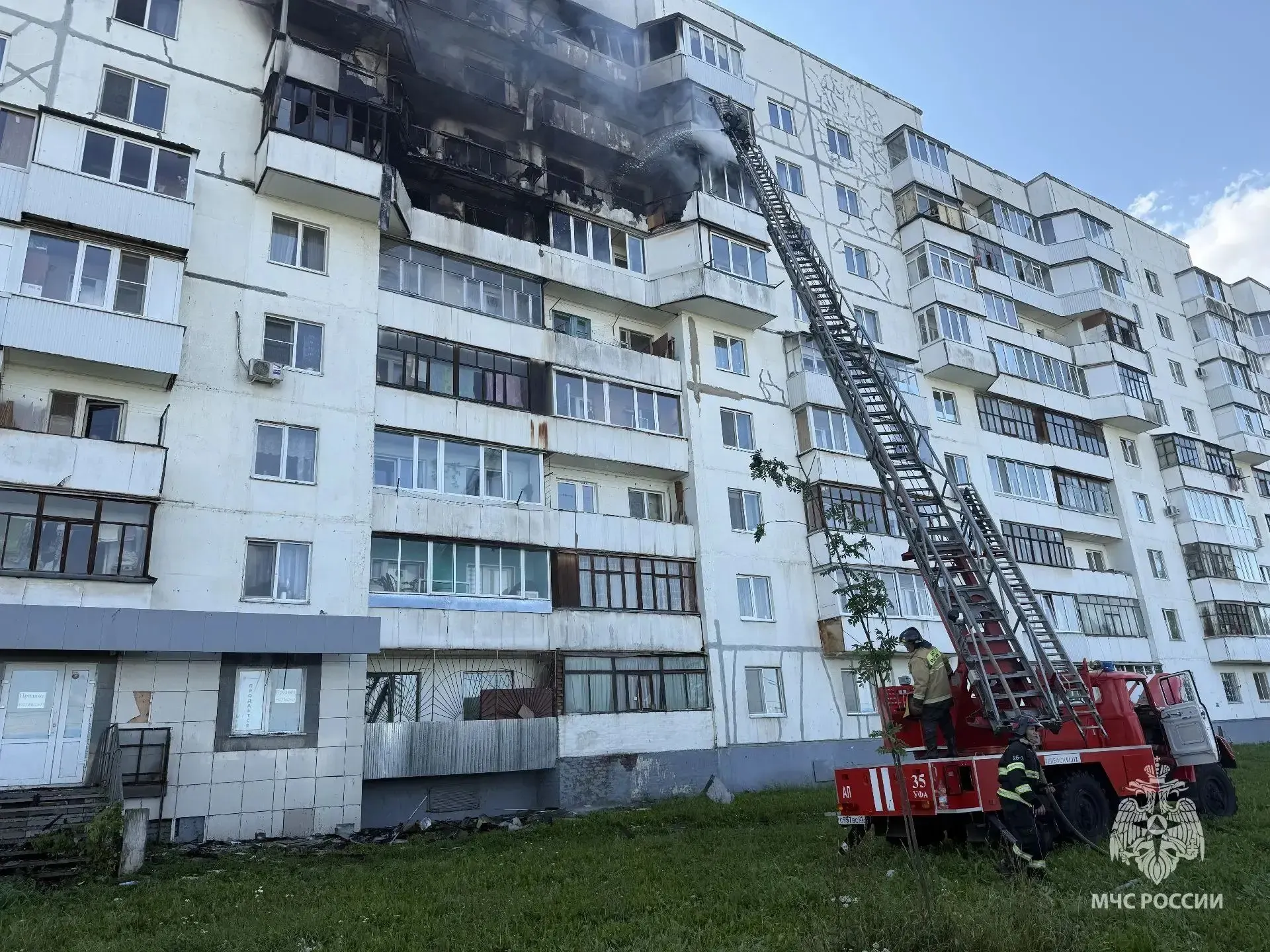 При пожаре никто не пострадал; 70 жильцов эвакуированы самостоятельно; очаг возгорания локализован.