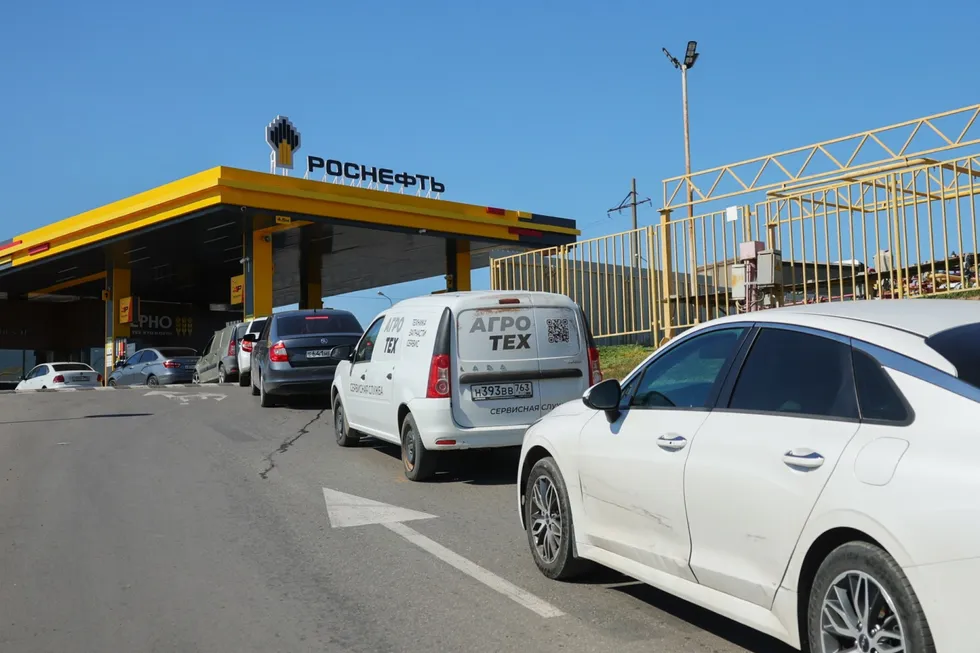 За неделю бензин подорожал в десятках регионов; в Москве и Санкт-Петербурге введены лимиты на отпуск топлива; по регионам фиксируются дефицит и перебои поставок.