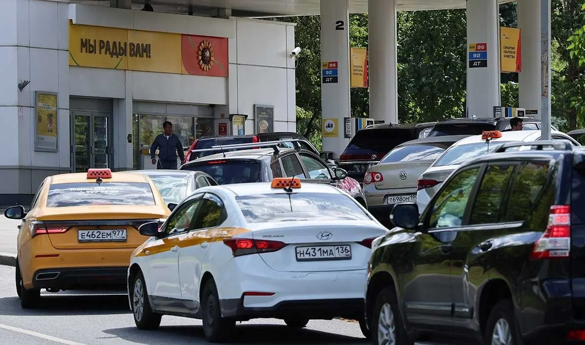 Экспорт топлива за границу продолжается в рамках межправительственных соглашений и помимо этого введены ограничения на продажу бензина в 58 регионах. В стране растет импорт, а Mongolia получает дополнительные поставки.