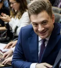 Коммунист Георгий Камнев обратился к министру промышленности с призывом снизить стоимость автомобилей АвтоВАЗа на внутреннем рынке, указав, что LADA дешевле за пределами России.