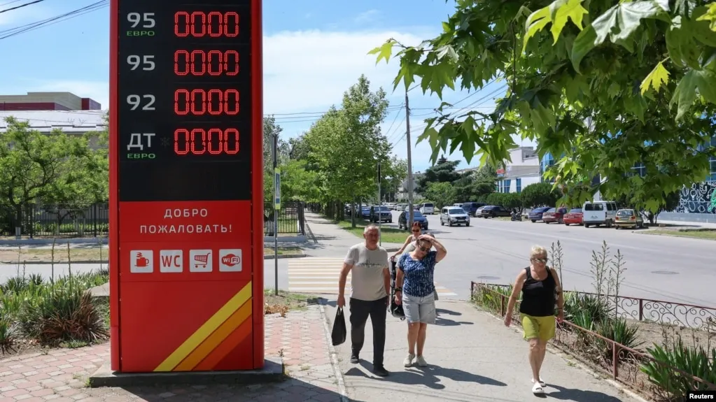 В Геленджике и соседних населённых пунктах бензин заканчивается на заправках. Власти опубликовали перечень станций, где можно купить топливо. Очереди на АЗС достигают сотен машин, ситуация усугубляется перебоями в поставках топлива вследствие атак на энергетическую инфраструктуру.