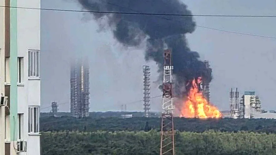 Крупный нефтехимический комплекс в регионе приостановил работу после удара БПЛА; продолжается разбор последствий и вероятность дальнейших ограничений.