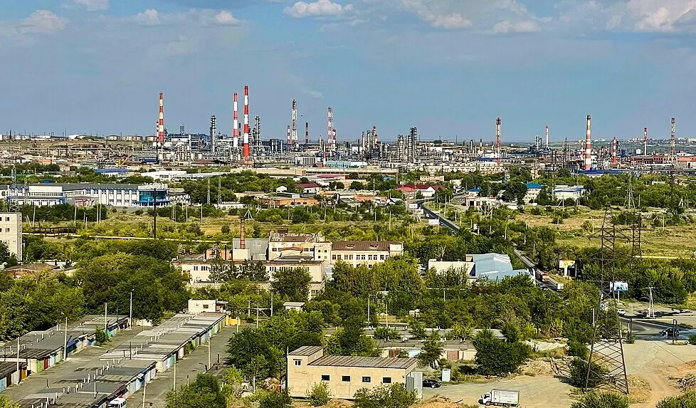 Завод Орскнефтеоргсинтез остановлен после атаки беспилотников; ремонт может занять до полугода. В Оренбургской области введены ограничения на продажу топлива и введена система чётных/нечётных дней на заправках.