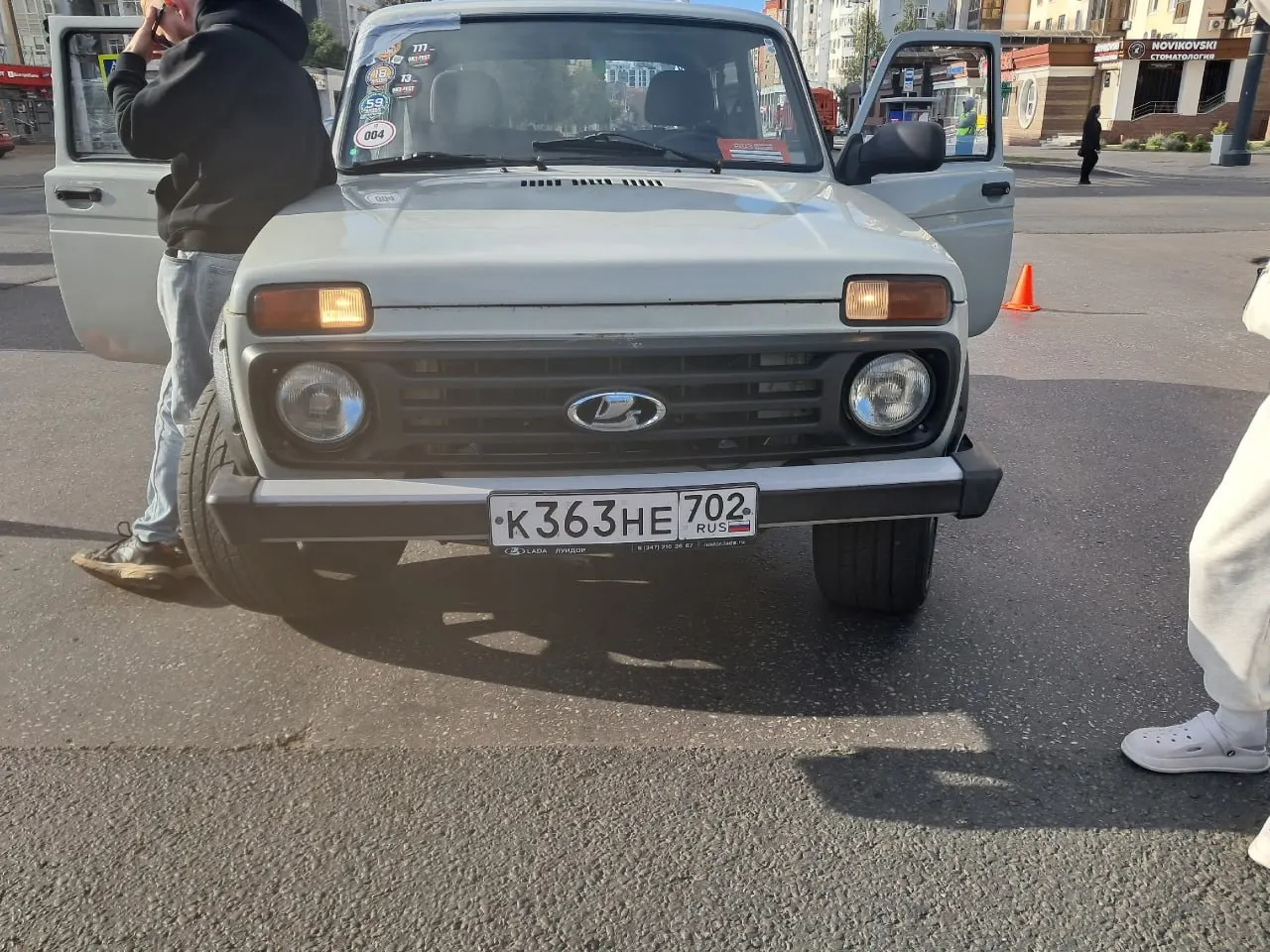 Жители района жалуются на постоянный шум из автомобиля с усилителем, стоящего у жилых домов. Попытки снизить громкость оказались безрезультатными.