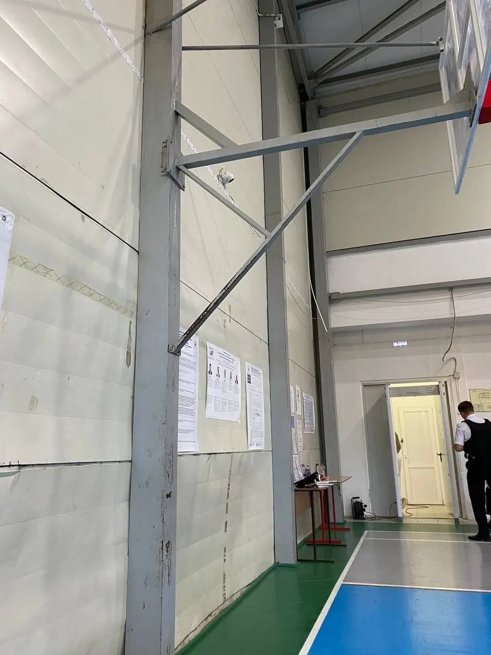 Во второй день трехдневного голосования независимые наблюдатели сообщают о нарушениях процедур и попытках ограничить работу на разных участках по всей стране.