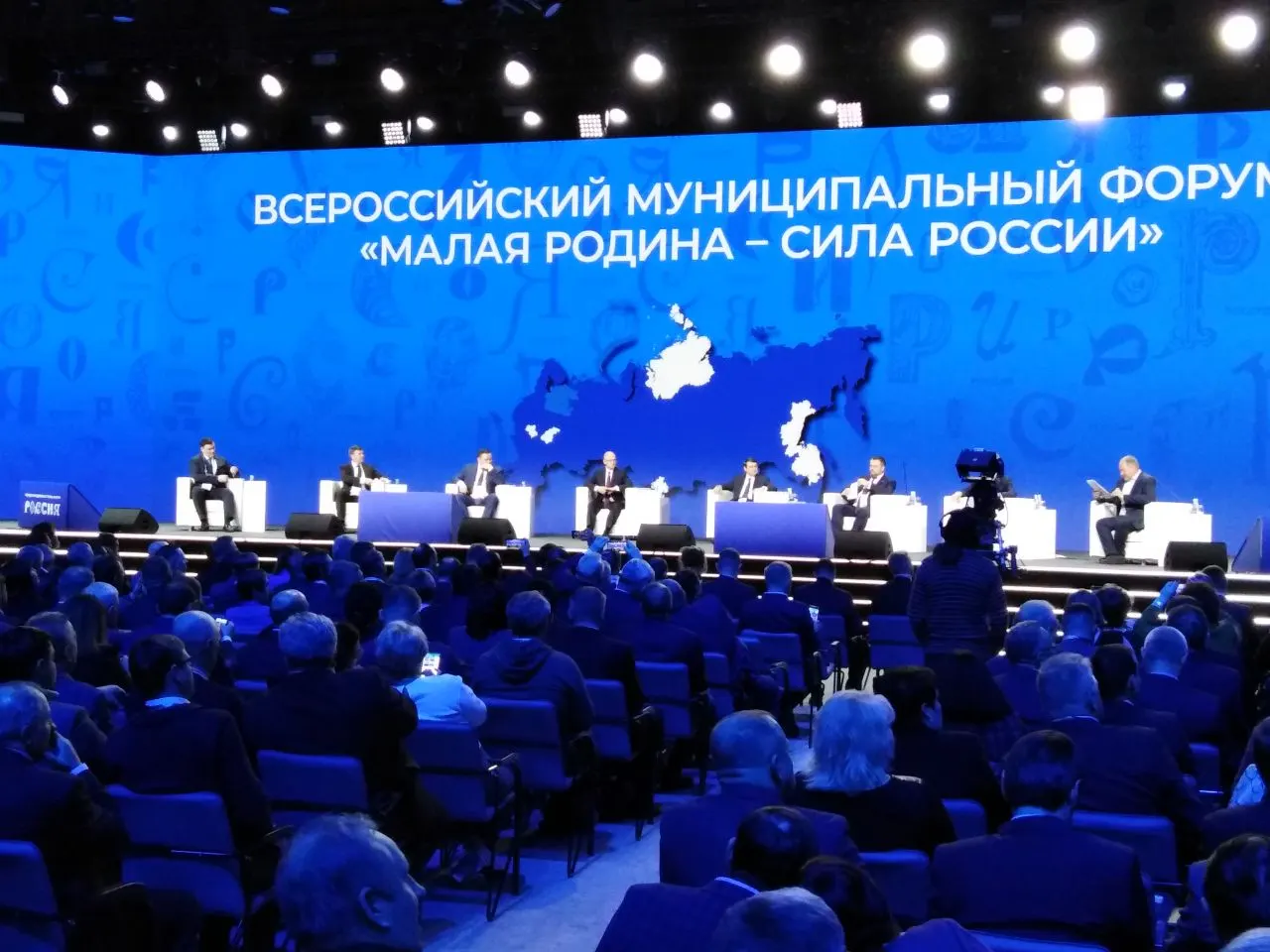 Указ закрепляет ежегодное проведение форума и вручение премии за вклад муниципальных сообществ; за организацию ответственен Сергей Кириенко.