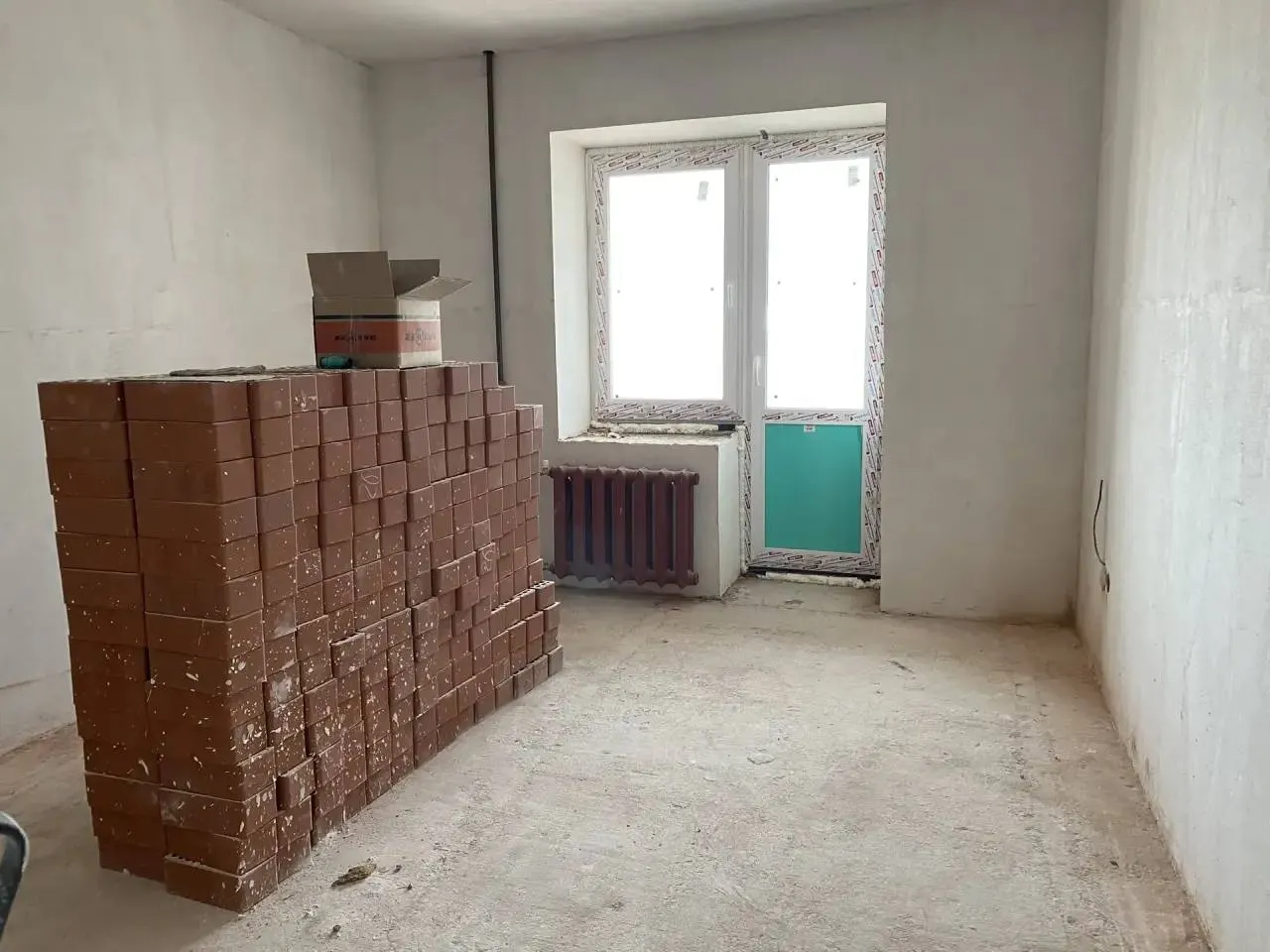 На объекте на улице Гафури, 54 продолжаются ремонтные работы: на техэтаже кладут черновой кирпич, в квартирах выполняют отделку и монтаж коммуникаций; сроки окончания перенесены на осень.