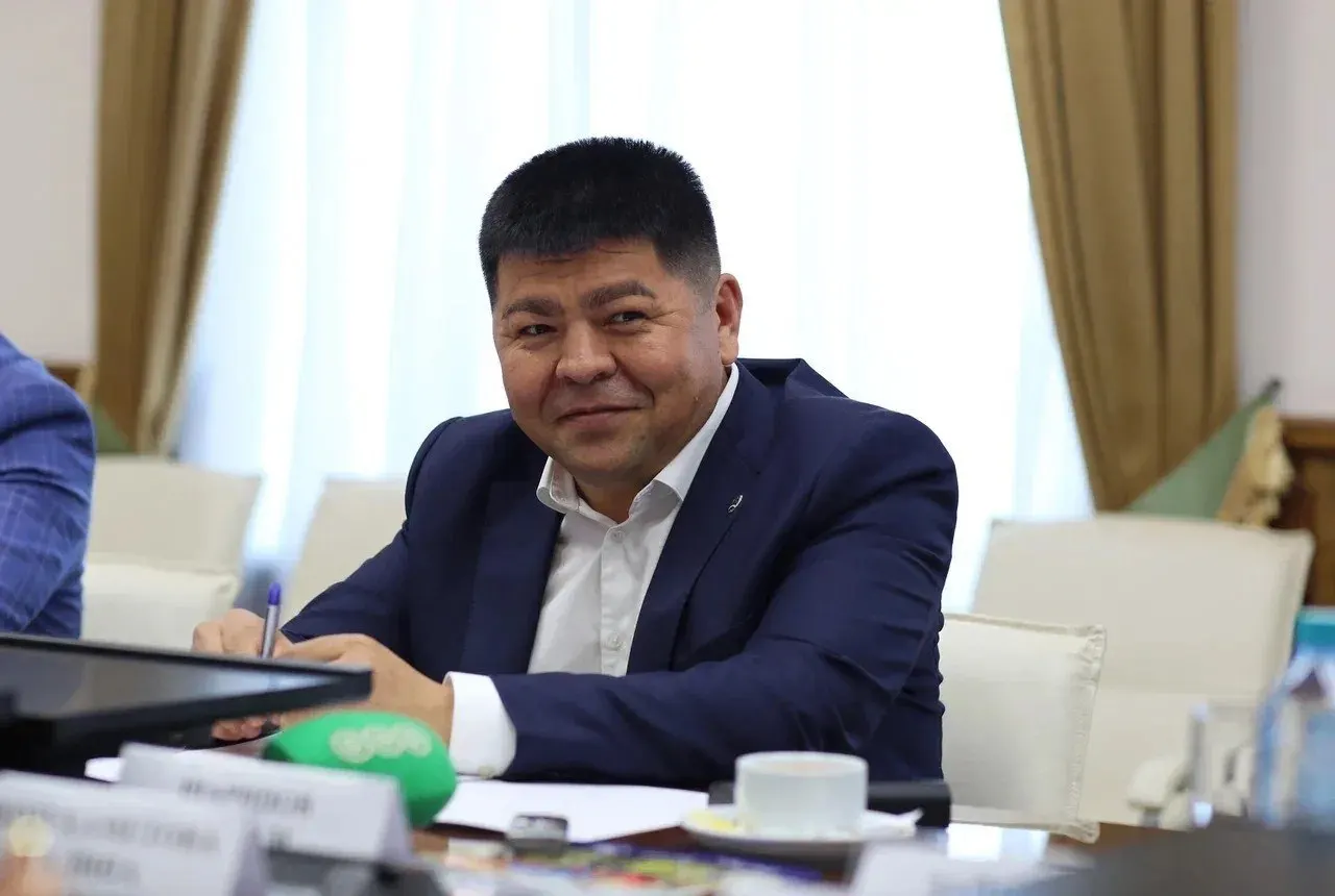 И. о. мэра Уфы Рустам Шарипов на встрече по случаю 100 дней на посту поделился секретом, почему улыбка становится его оружием в общении с людьми.