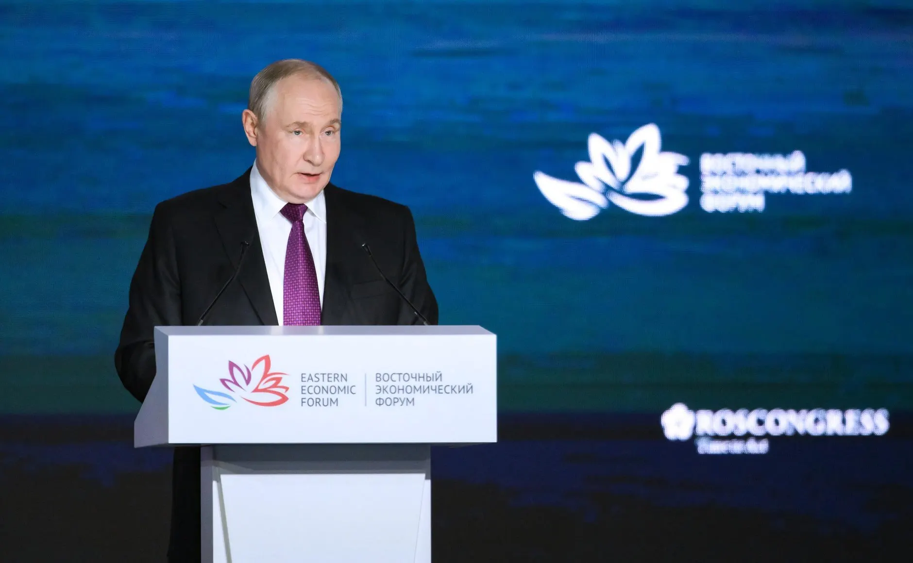 Президент подчеркнул важность демографии как одной из главных задач и необходимость учитывать множество факторов, влияющих на рождаемость, при этом указал на отсутствие связи с военным конфликтом.