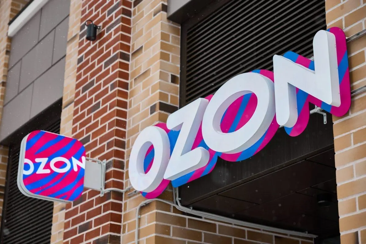 Ozon предложил продавцам размещать товары на локальных складах в Алматы и Астане, чтобы обеспечить доставку по России и Казахстану и стимулировать продажи в регионе за счёт быстрой доставки.