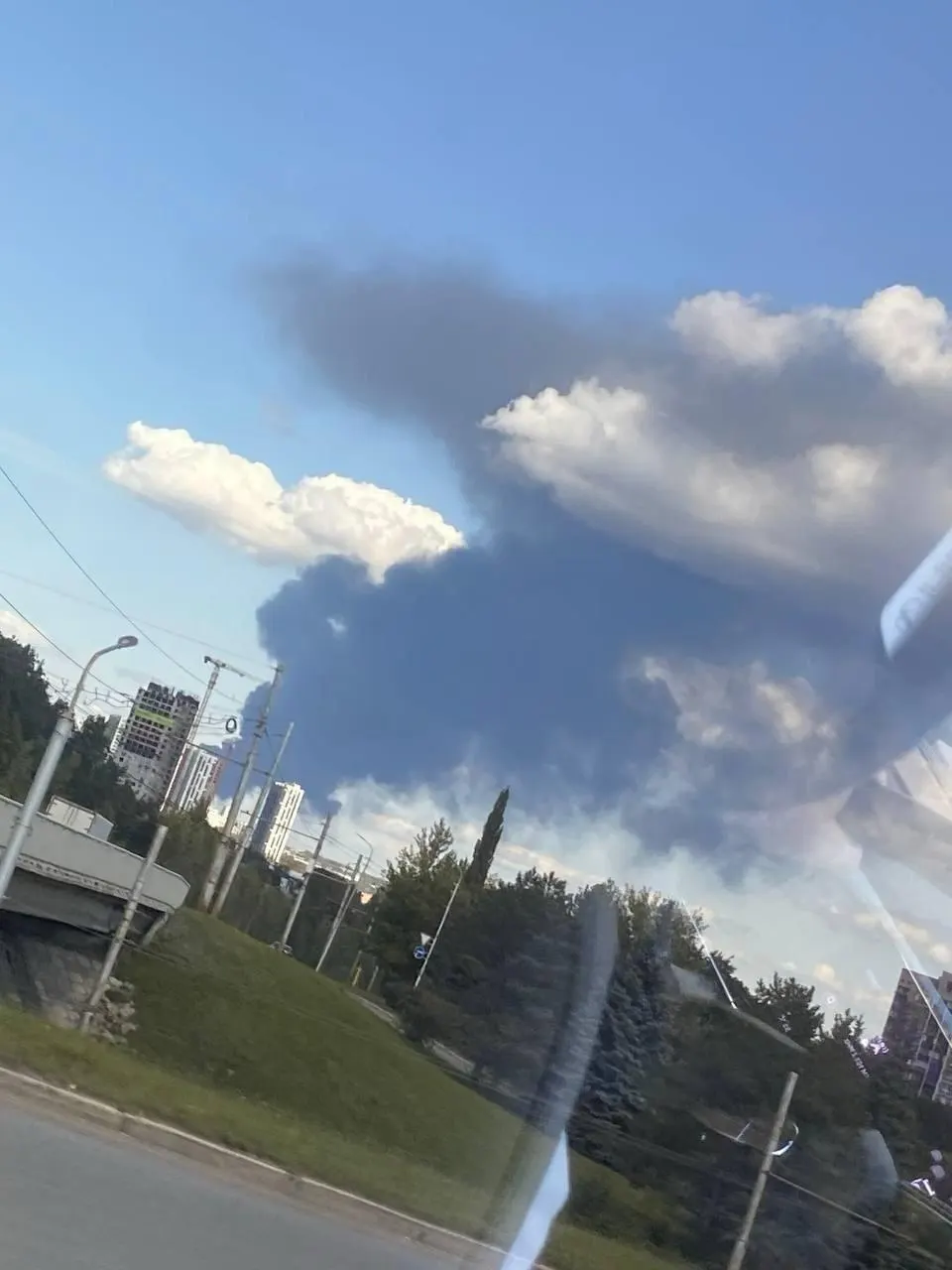 Громкие звуки, видимый дым над Уфой и временные ограничения в аэропорту — официальных объяснений пока нет; перебои в мобильной связи в регионе зафиксированы.