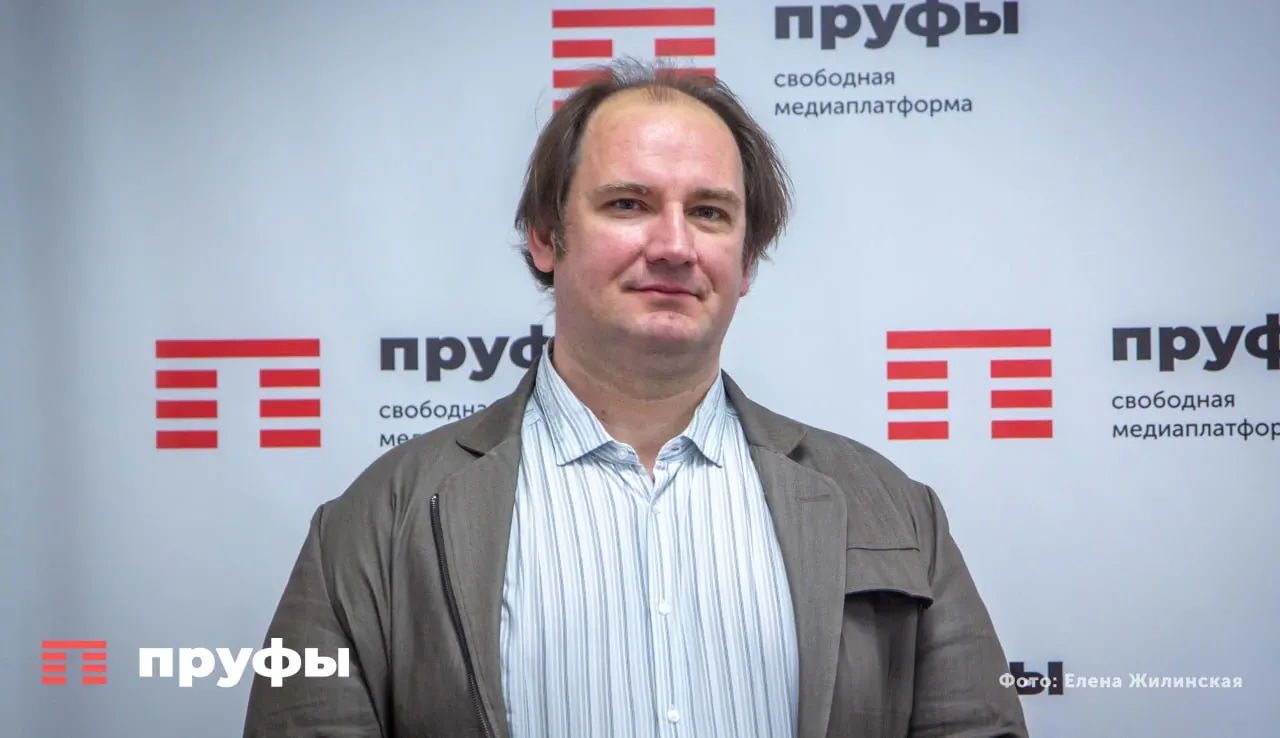Экономист объясняет две роли депутатов и влияние зарплат на связь с избирателями; рассматривается роль секретариата и идея проверять льготы на собственном примере.