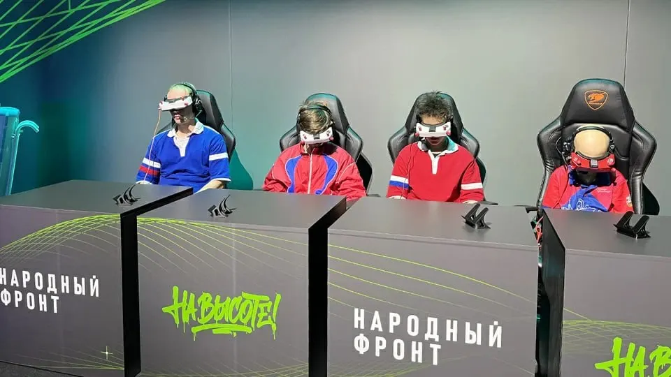 Новый федеральный норматив по управлению дронами внедряют в пилотном формате в шести регионах в рамках проекта «На высоте!». Обучение предусматривает программирование, сборку и управление FPV-дронами.
