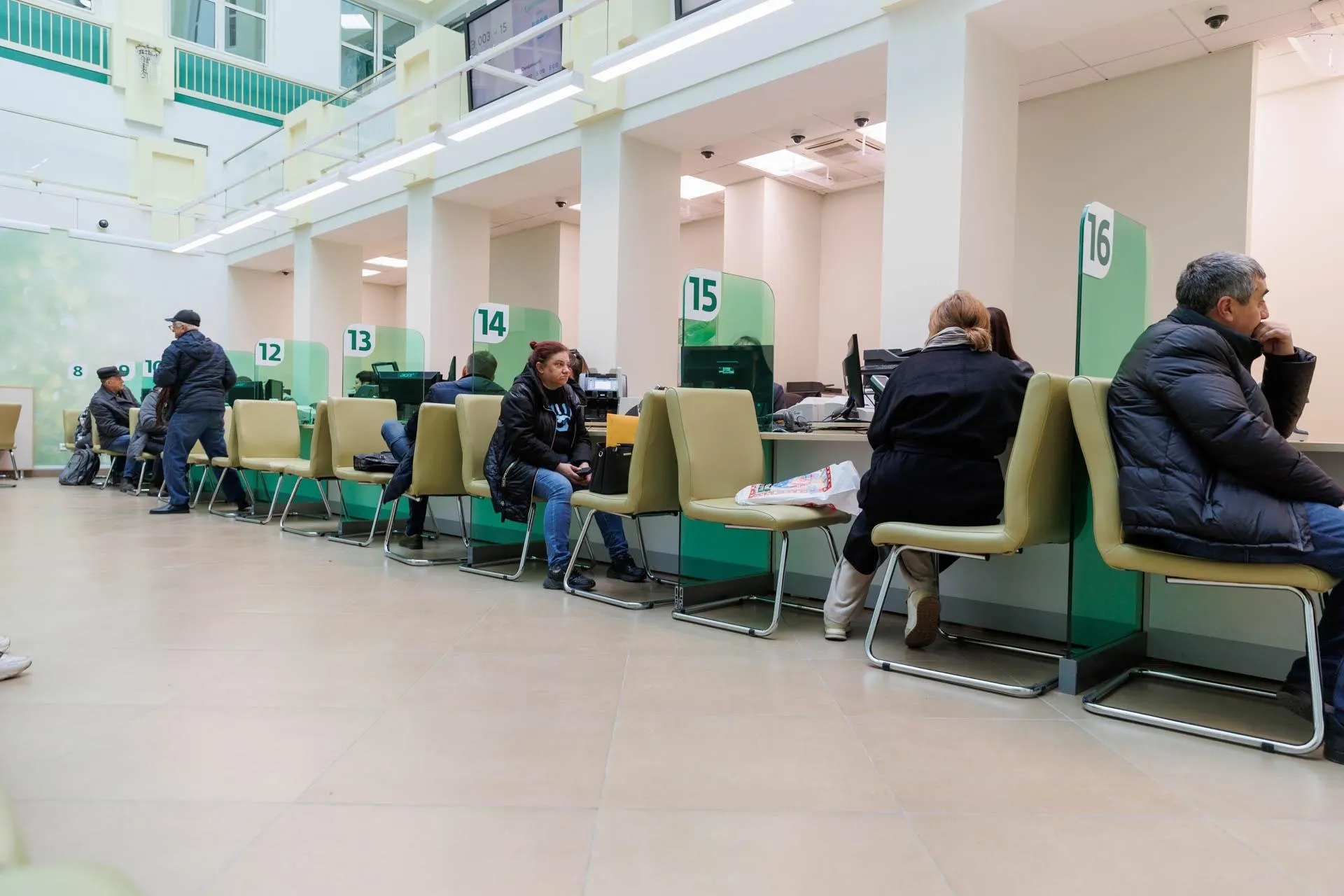 Эксперты обсуждают вероятность кризиса и последствия для граждан.