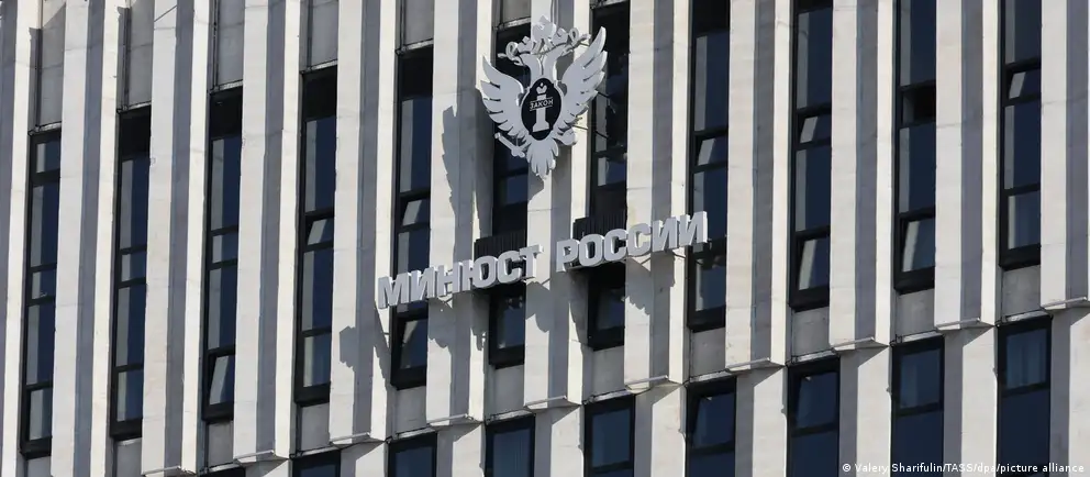 Минюст намерен сделать открытым список россиян, находящихся за границей и уклоняющихся от наказания, и создать на сайте специальный реестр с основаниями применения ограничительных мер.