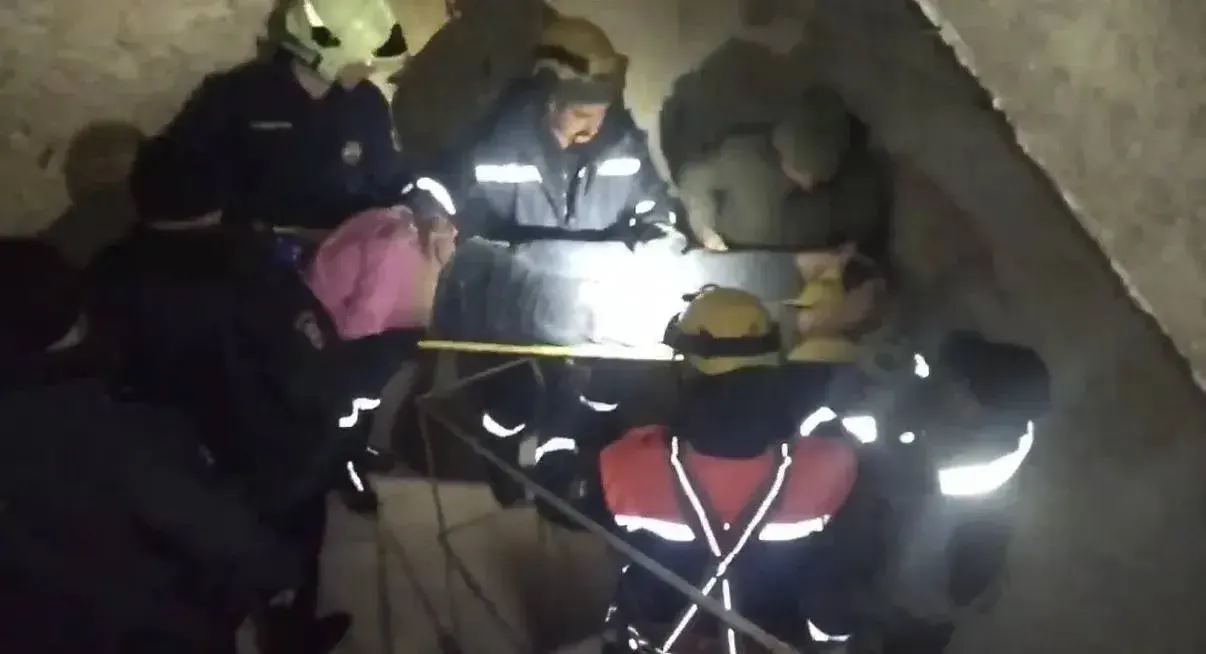 29-летняя женщина упала на козырёк дома в Уфе. Спасатели нашли пострадавшую и передали её скорой помощи; причины происшествия выясняются.