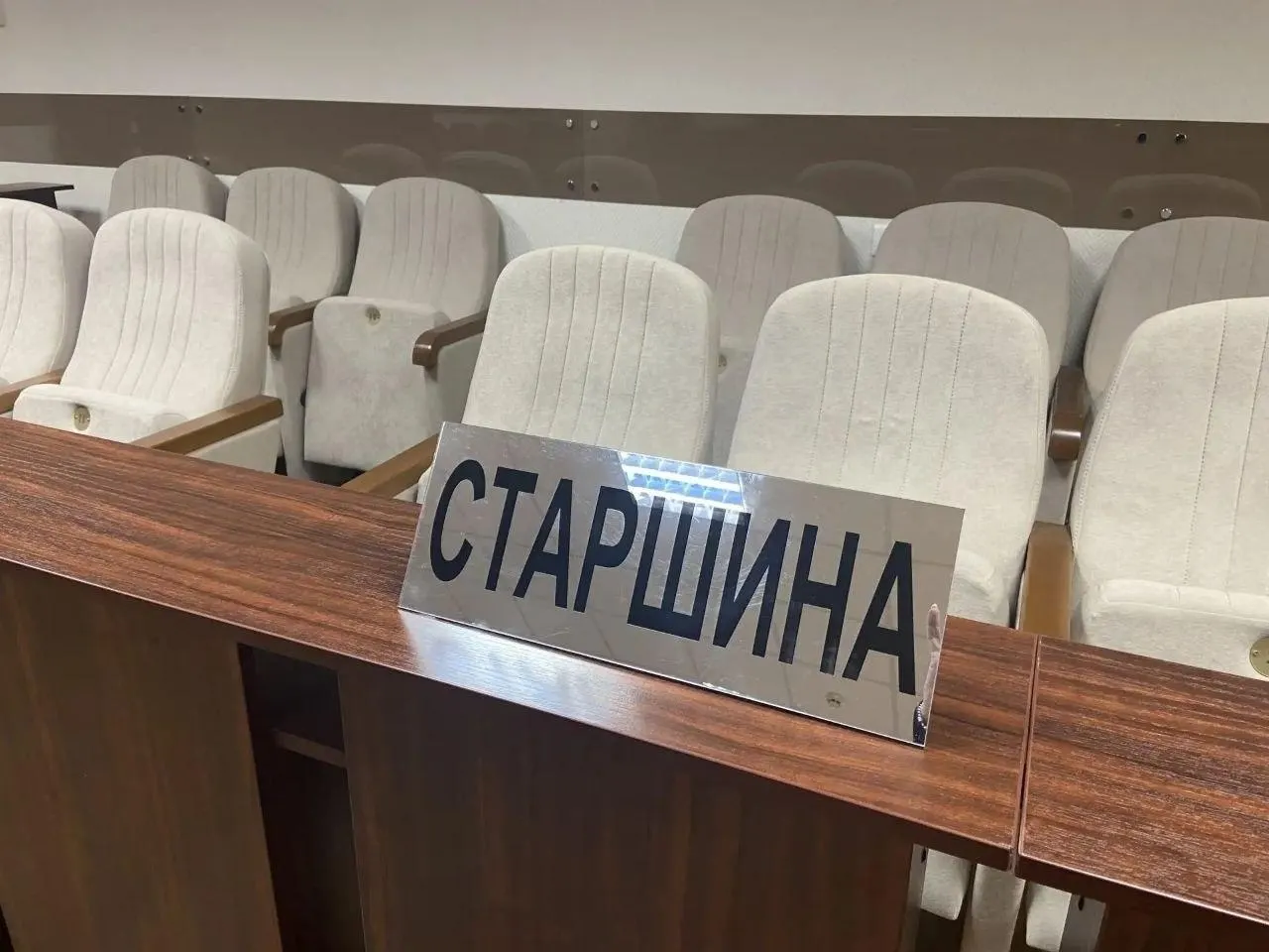 Проект предусматривает сокращение числа заседателей и участие судьи в совещательной комнате.