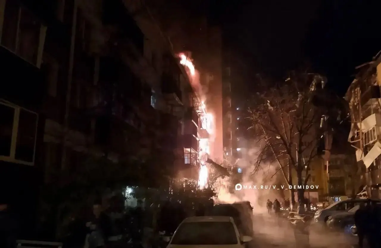 Мирные жители вновь пострадали, погиб один человек. Ночные атаки дронов зафиксированы по территории России, в том числе в Белгородской области.