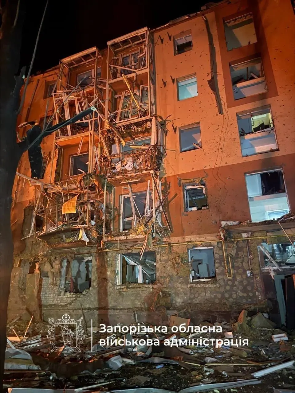 Дроны достигли Ленинградской, Новгородской, Московской областей и ХМАО; Рязанский НПЗ частично остановил переработку. В деле о призывах к терроризму приговорён бывший продюсер. США заявили о санкциях.