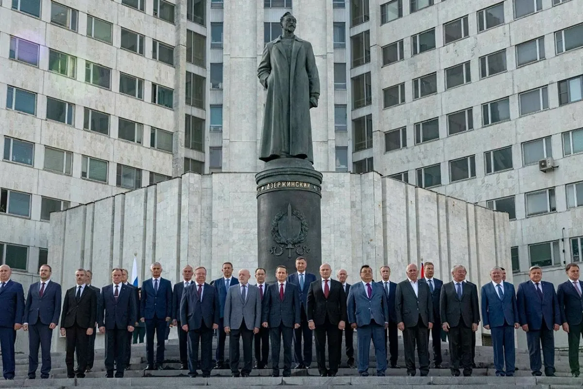 После официальной публикации вступил в силу указ о переименовании академии внешней разведки в честь Феликса Дзержинского, мотивированный «выдающимся вкладом» деятеля в обеспечение госбезопасности.