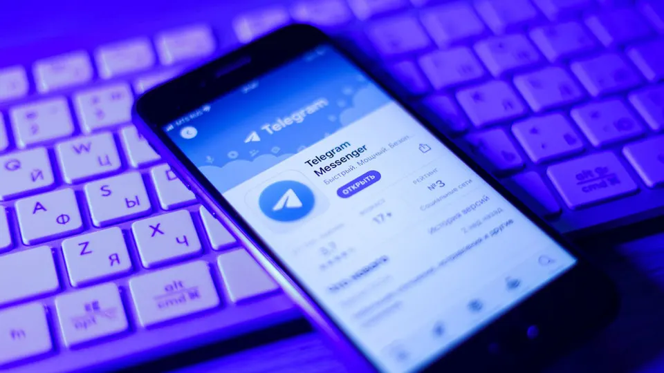 До 70% российских компаний все еще используют Telegram, WhatsApp и другие зарубежные мессенджеры для рабочих задач, несмотря на ограничения, переходя на корпоративные решения лишь частично.