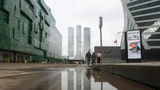 Большинство работодателей в России до конца года отказываются от расширения штата из‑за охлаждения спроса в экономике и переводят персонал на неполную занятость, что сдерживает рост безработицы.