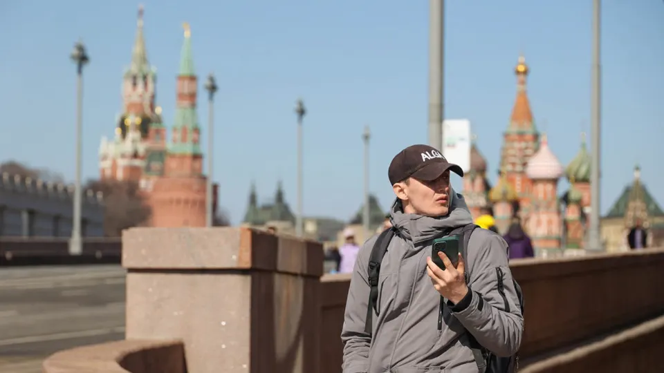 Мобильные операторы автоматически подключают опцию «Защита интернета», которая блокирует легальные сайты, облачные сервисы и игровые серверы. Юристы ставят под сомнение законность таких действий, а специалисты по цифровым правам говорят о рисках для сетевой нейтральности.