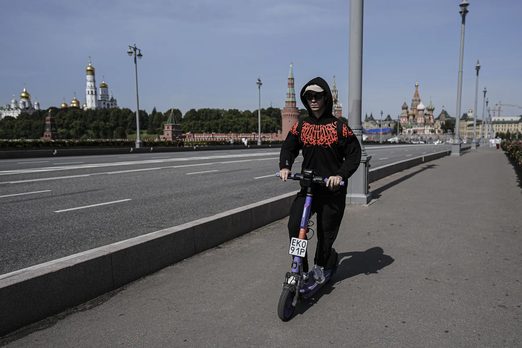 В научной статье сотрудников МАДИ предлагается превратить мессенджер Max в единую точку входа для сервисов кикшеринга и обязать через него фиксировать поездки на личных электросамокатах в столице.