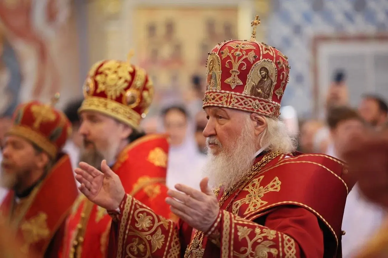Патриарх Кирилл не посетил церемонию в микрорайоне Юбилейный в Краснодаре. Накануне визита полиция проверяла активистов, протестующих против строительства; вместо закладки он освятил храм в станице Динской. Проект вызывает многомесячные протесты жителей.