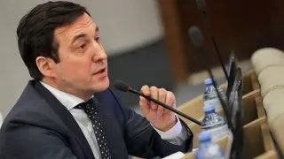 Первый зампред комитета Госдумы по контролю Дмитрий Гусев предложил правительству ввести «белые списки» для пользователей мобильного интернета и VPN, а также реестр «доверенных» хостинг-провайдеров, чтобы часть россиян не попадала под отключения связи, вводимые под предлогом безопасности.