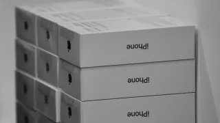 Крупные российские продавцы электроники накопили избыточные запасы премиальных смартфонов Apple и Samsung и теперь вынуждены резко снижать цены, чтобы распродать технику на фоне сокращения спроса и ослабления покупательной способности.
