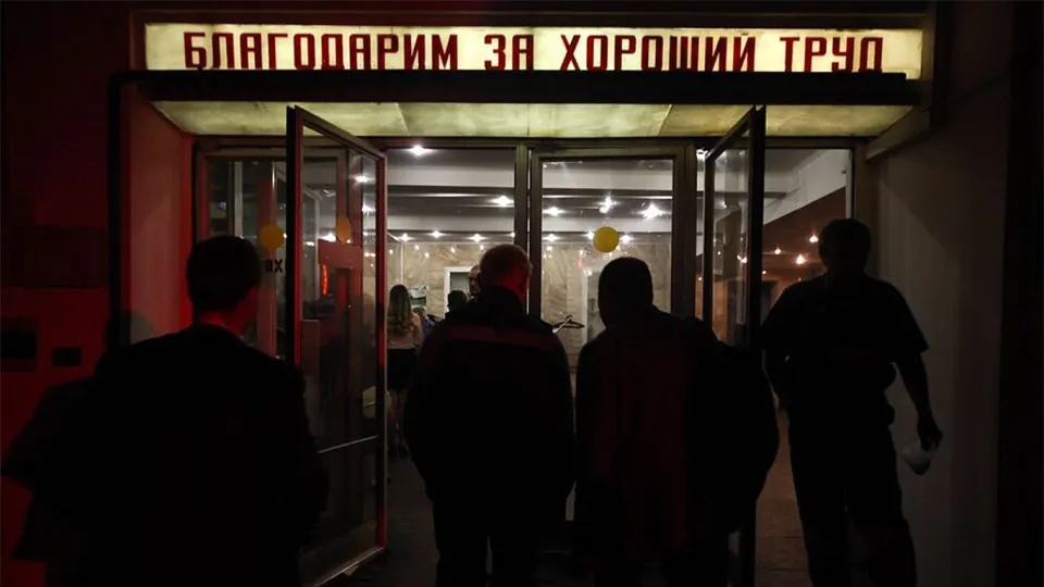 По данным Роструда, к увольнению в государственных и муниципальных учреждениях по всей стране рекомендованы более 105 тысяч человек. Больше всего сокращений ожидается в Москве и ряде регионов, власти объясняют это ростом дефицита бюджетов и курсом на «повышение производительности труда».
