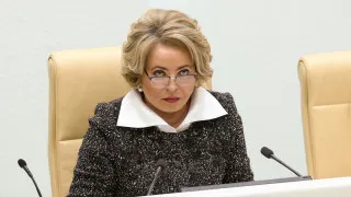 Спикер Совета Федерации Валентина Матвиенко призвала россиян уезжать из мегаполисов, строить большие дома по всей стране, заводить многодетные семьи и массово сажать цветы, назвав обезлюдивание территорий «стратегической угрозой» на фоне исторического обвала рождаемости.