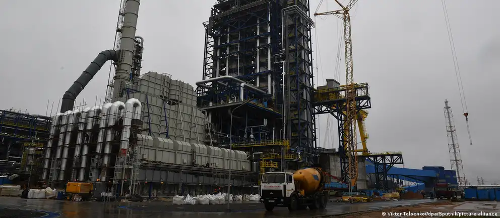 Белорусские НПЗ получают дешёвую российскую нефть и могут наращивать переработку, но выгоду съедают перебои в логистике, удары по портам и сокращение доходов от транзита по «Дружбе».