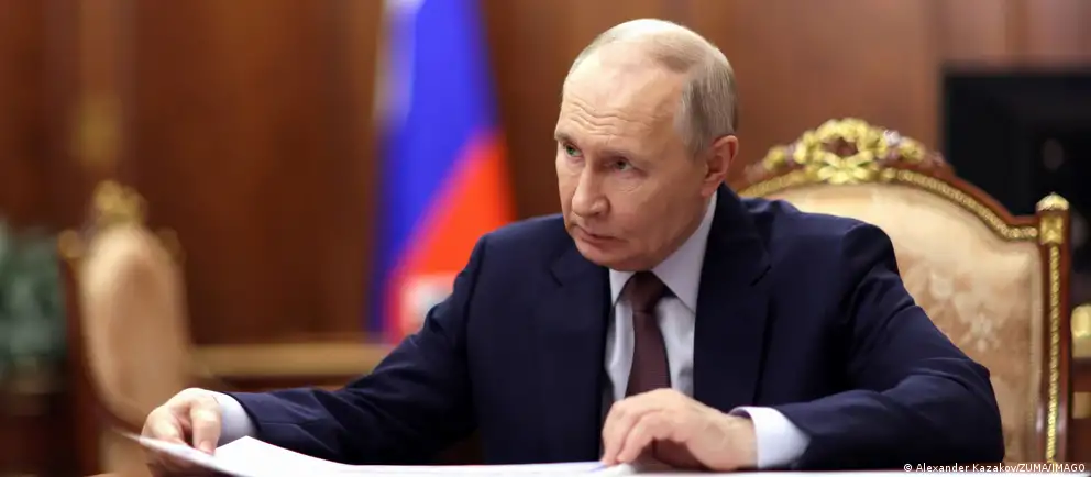 Президент России подписал закон, снимающий контроль за сделками и имуществом чиновников и их семей, совершёнными до поступления на госдолжность, а также меняющий порядок декларирования доходов семьи госслужащих.
