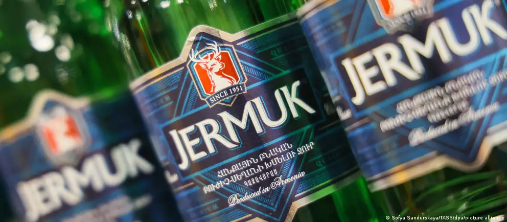 Временный запрет на ввоз и продажу минеральной воды «Джермук» в России официально объясняют выявленными нарушениями, в Армении же это событие рассматривают как знак политического давления на фоне дипломатической напряжённости.