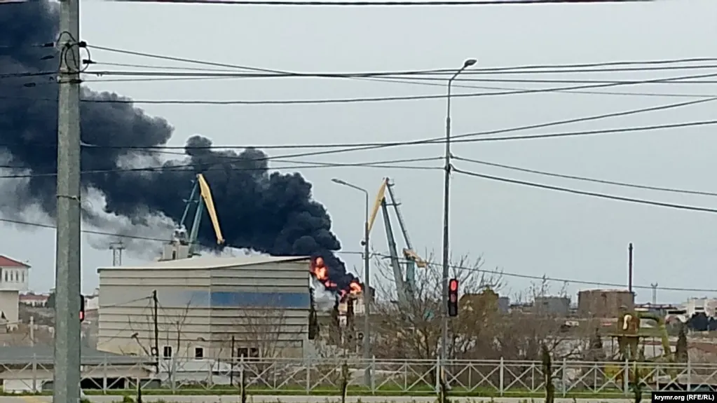 В ночь на 22 апреля украинские беспилотники атаковали военные объекты в Севастополе, а также пункты управления дронами в Курской и Харьковской областях, утверждает Генштаб Украины. Российские власти заявили о работе ПВО и отсутствии пострадавших.