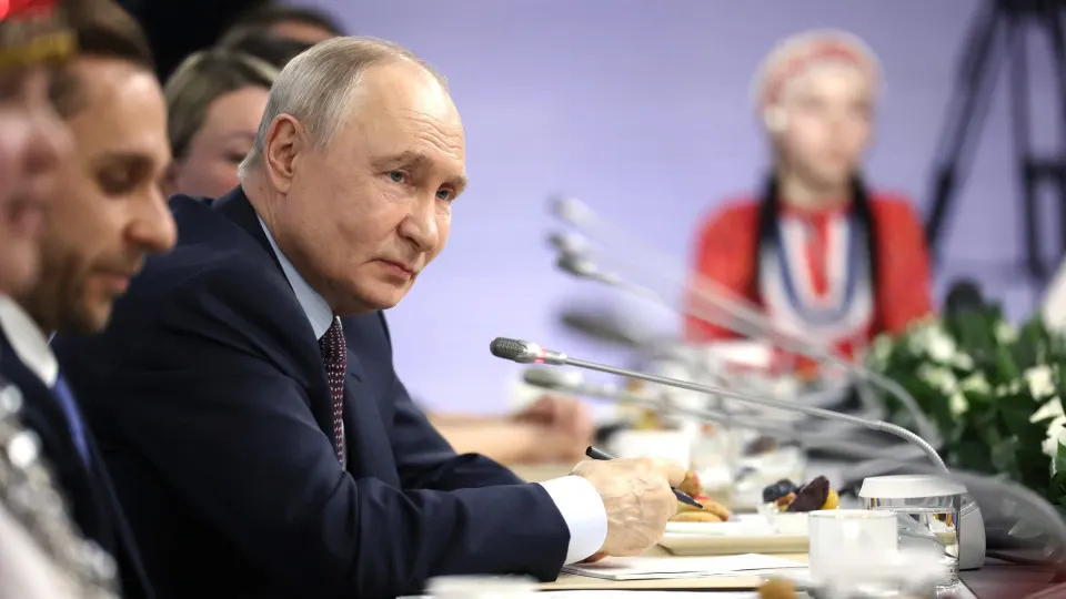 Президент заявил, что проект дорогостоящий, но важен для развития Дальнего Востока; тема мостового перехода поднималась им уже не в первый раз на протяжении последних лет.
